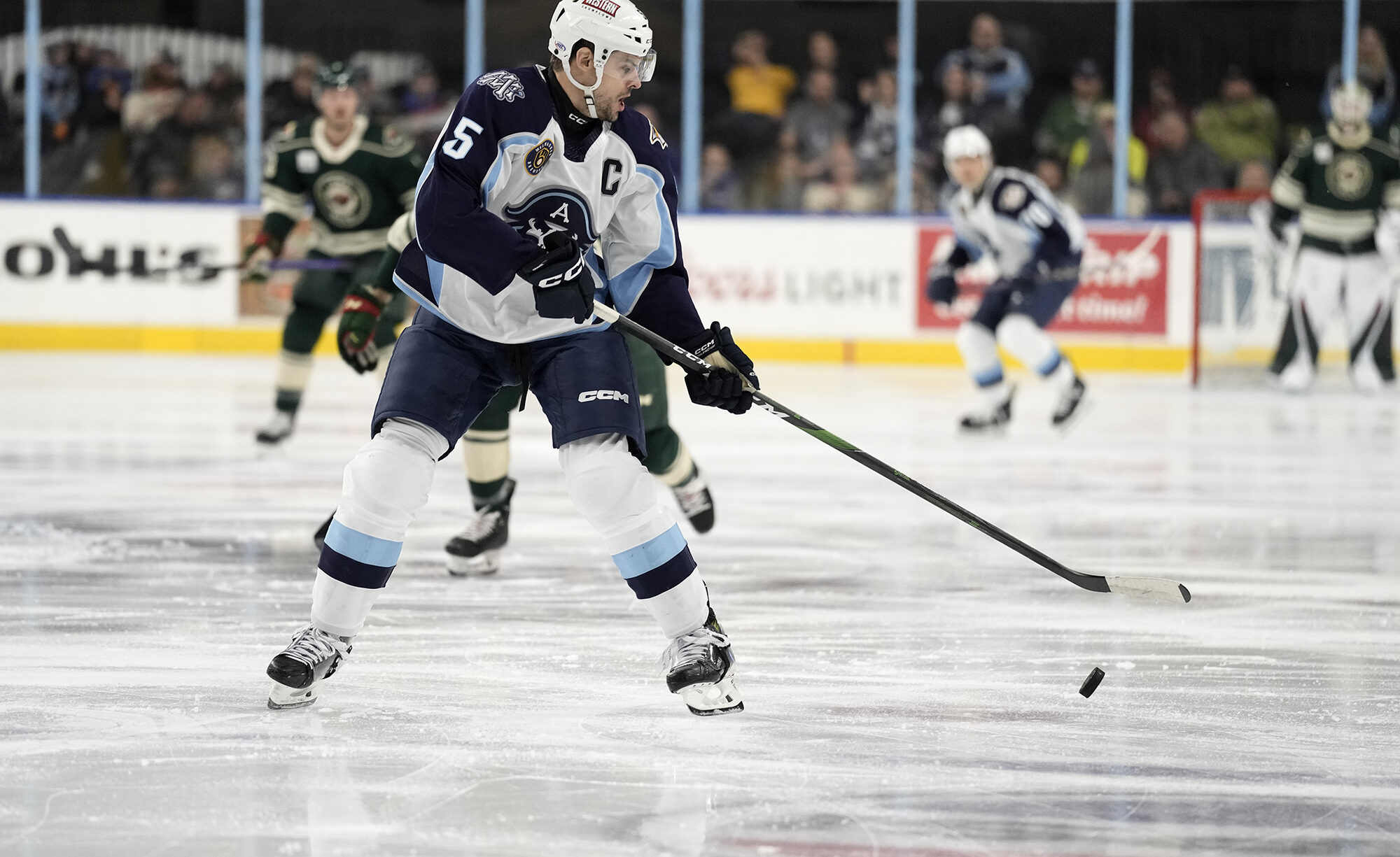the-captain-signs-extension-milwaukee-admirals